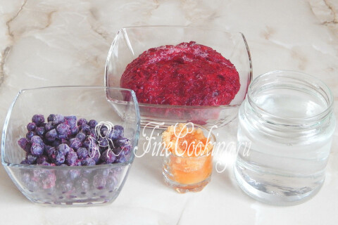 Продукты для компота из замороженных ягод: вода, натуральный мёд, голубика и красная смородина