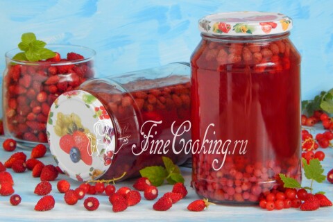 Готовые банки компота из земляники и красной смородины, закатанные на зиму.