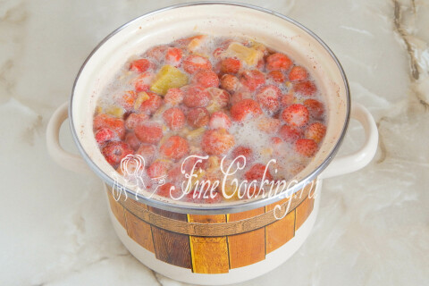 Кастрюля с компотом, накрытая крышкой, на плите