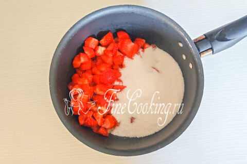 Нарезанная клубника, засыпанная сахарным песком, в кастрюле.