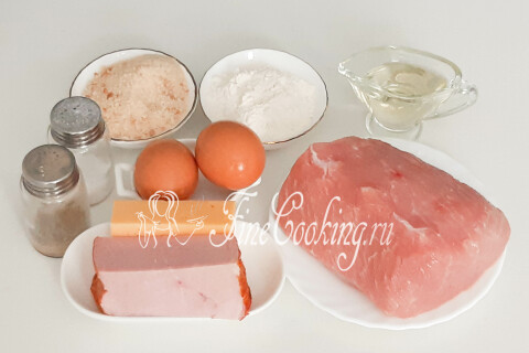 Продукты для кордон блю: свиная корейка, ветчина, сыр, яйца и панировочные сухари.
