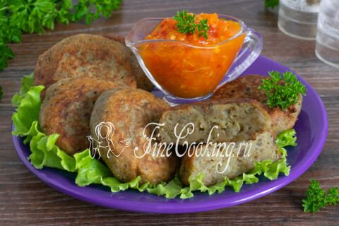 Котлеты из баклажанов, поданные с домашней аджикой