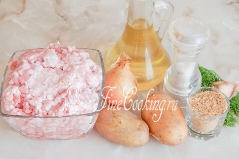 Продукты для свиных котлет с картошкой: фарш, картофель, лук, чеснок и укроп
