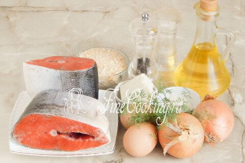 Продукты для котлет из кижуча: филе рыбы, репчатый лук, яйца, панировочные сухари, укроп и манная крупа