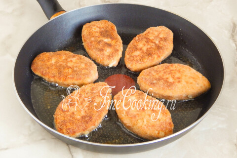 Котлеты под крышкой на сковороде с румяной корочкой снизу