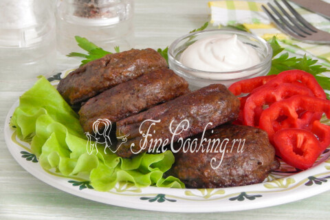 Готовые котлеты из куриной печени горячими подаются на тарелке