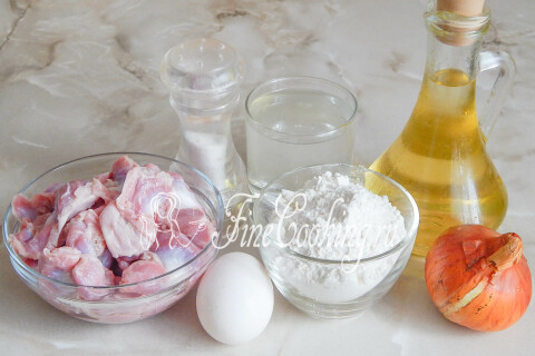 Продукты для котлет: куриные желудочки, лук, яйцо, мука, чеснок и растительное масло