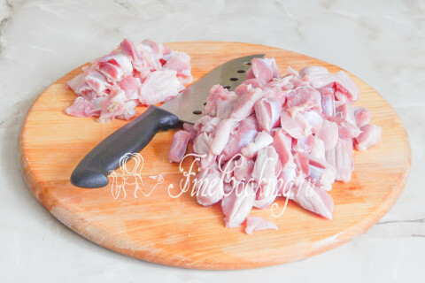 Куриные желудочки очищаются от плёнок и жёстких сухожилий