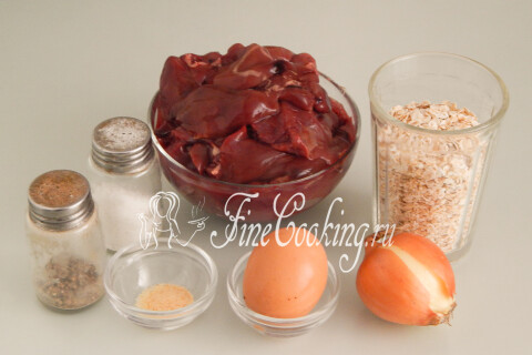 Продукты для печёночных котлет в духовке: куриная печень, овсяные хлопья, яйцо, лук, чеснок, соль и перец.