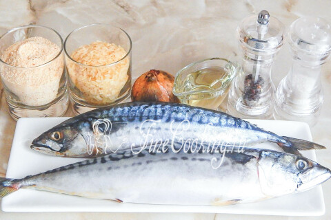 Продукты для котлет из скумбрии: рыба, лук, рис, панировочные сухари и специи