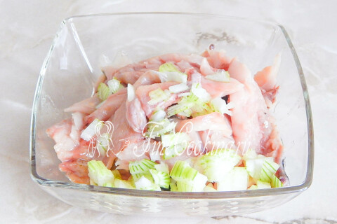Очищенная луковица, нарезанная произвольными кусочками