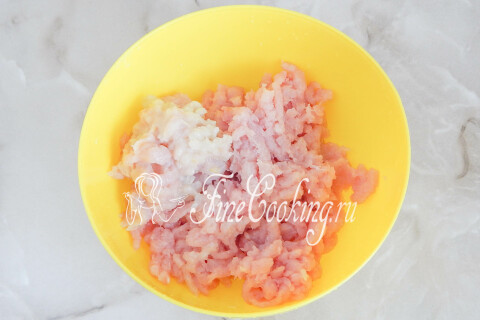 Куриное филе с луком, пропущенные через мясорубку