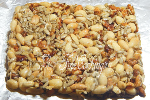 Пласт ореховой массы на смазанной фольге, нарезанный полосками