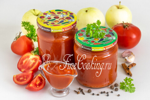 Банки с домашним томатным соусом рядом с готовыми блюдами на столе