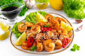 Креветки жареные в соевом соусе с чесноком на сковороде