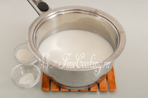Кастрюлька с молоком и водой, в которую добавлены сахар и соль