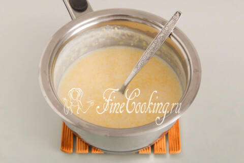 Кукурузная каша, томящаяся на плите с постоянным помешиванием