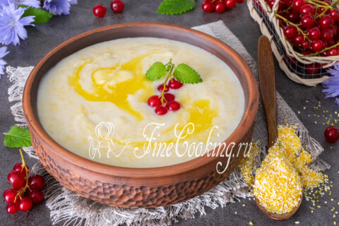 Кукурузная каша в тарелках с кусочком тающего сливочного масла