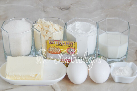Продукты для кукурузных маффинов: кукурузная мука, крахмал, яйца, молоко, масло и сахар