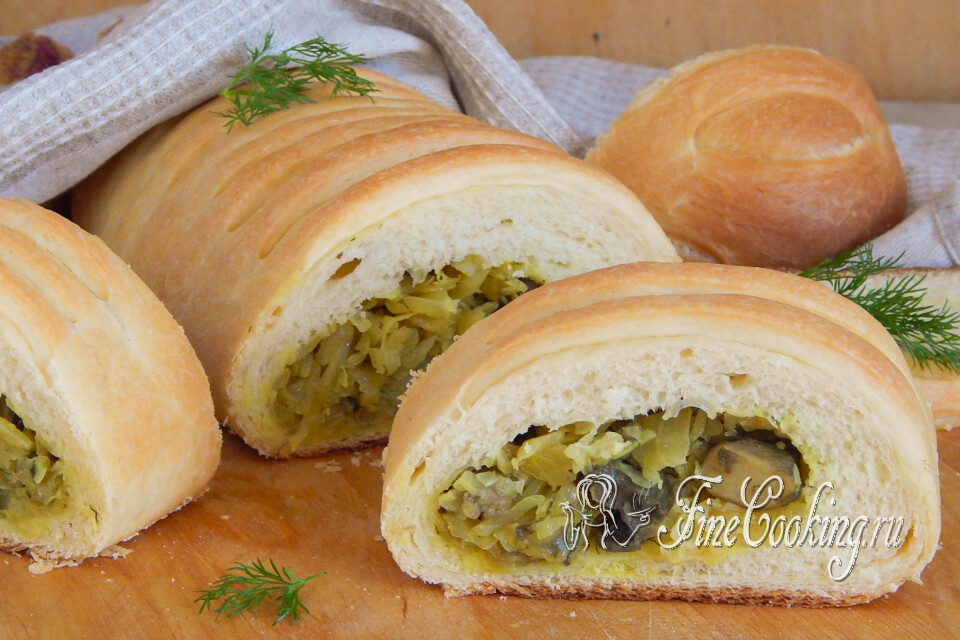 Кулебяка с капустой и грибами — готовое блюдо