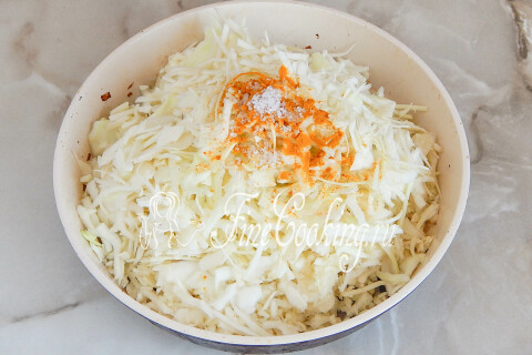 Начинка с куркумой тушится под крышкой до мягкости капусты