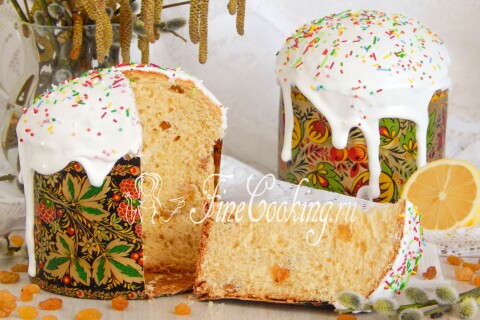 Кулич Александрийский в разрезе с нежным мякишем и тонкой корочкой.