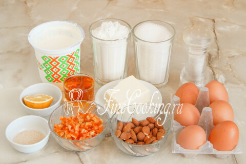 Продукты для царского кулича на сливках: мука, яйца, сливки, сахар, масло, цукаты, коньяк и миндаль.