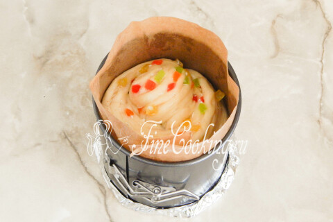 Дно разъёмной формы для кулича, обёрнутое пищевой фольгой снаружи