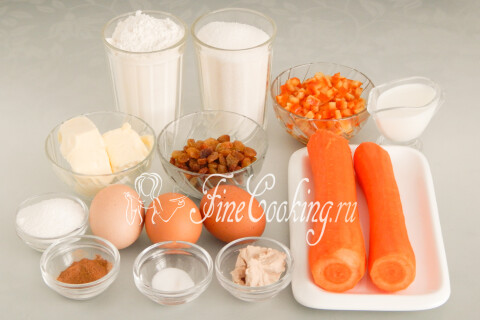 Продукты для морковного кулича: мука, тёртая морковь, яйца, сахар, дрожжи и цукаты