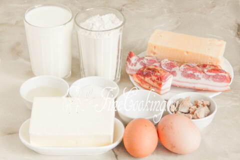 Продукты для неаполитанского кулича: мука, молоко, яйца, сливочное масло, копчёная грудинка и сыр