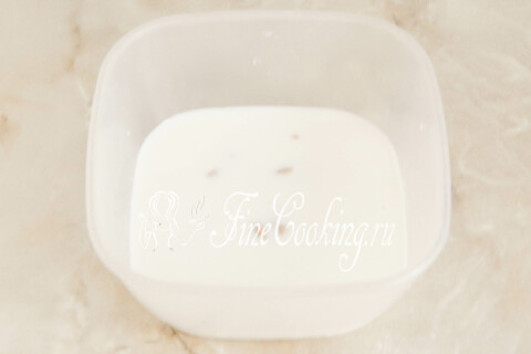 Тёплое молоко с сахаром и раскрошенными свежими дрожжами в миске для опары