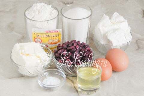 Продукты для творожного кулича: творог, мука, сливочное масло, яйца, сахар, сода и вяленая клюква.