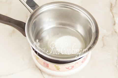 Кастрюлька с белками и сахаром прогревается на водяной бане.