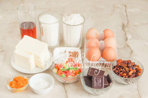 Продукты для бездрожжевого кулича: мука, сливочное масло, яйца, ликёр Амаретто, изюм, цукаты и шоколад