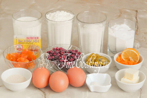 Продукты для кулича в хлебопечке: мука, молоко, яйца, сахар, цукаты, клюква и апельсиновая цедра