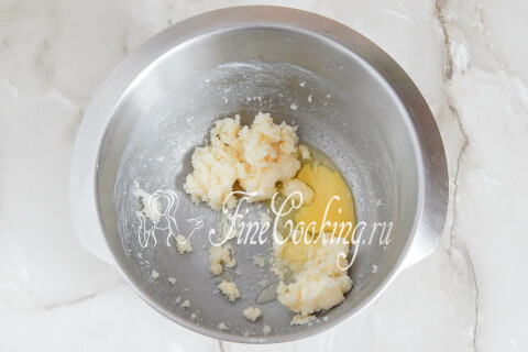 Куриное яйцо и лимонный сок, добавленные к масляно-сахарной смеси.