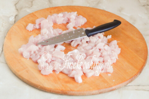 Филе нарезано некрупными кусочками ножом, а не пропущено через мясорубку.