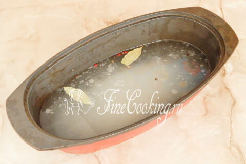 Миска с рассолом из воды, соли, лаврового листа и перца горошком