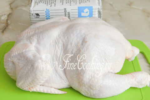 Целая курица и крупная соль на столе — продукты для запекания