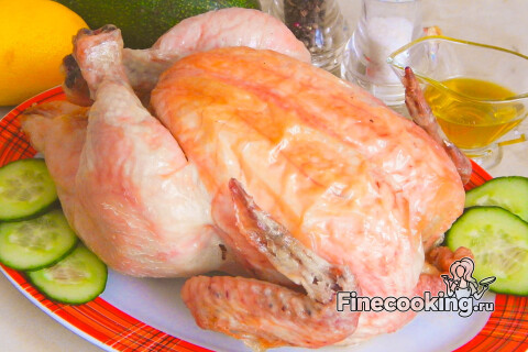 Готовая курица поднимается с соляной подушки за тушку