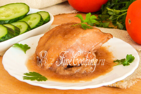 Свежие овощи и зелень поданы вместе с курицей по-еврейски
