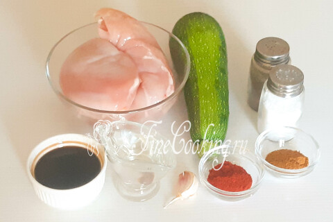Продукты для курицы с кабачками: куриная грудка, кабачки, соевый соус, паприка, приправа, чеснок и специи.
