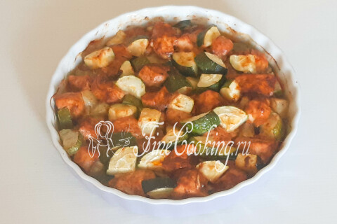 Курица с кабачками, запечённая в духовке в форме.