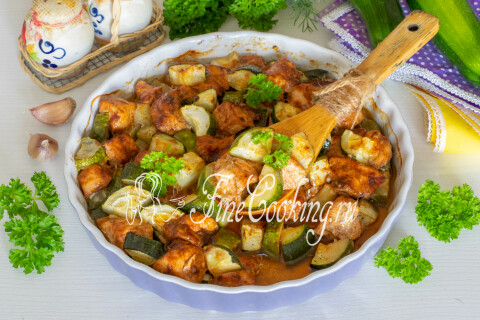 Сочная куриная грудка с кабачковыми ломтиками на тарелке.