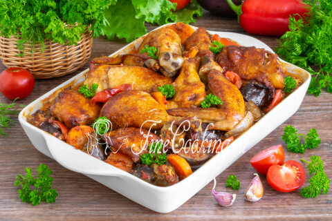 Курица с овощами, запечённая в духовке, в форме для запекания.