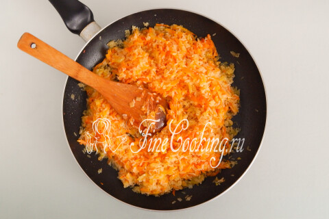 Рис с овощами, приправленный солью и чёрным перцем, на сковороде