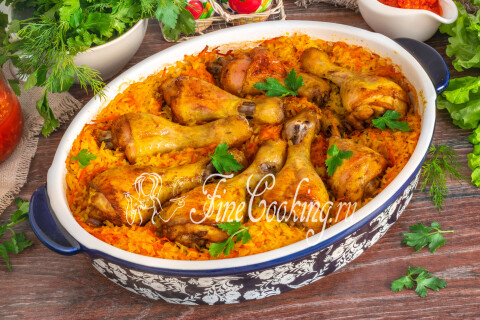 Готовое блюдо — куриные голени с рисом и овощами в форме для запекания