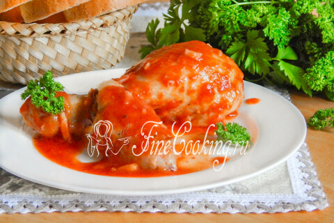 Готовая курица в загустевшем томатном соусе на плоской тарелке