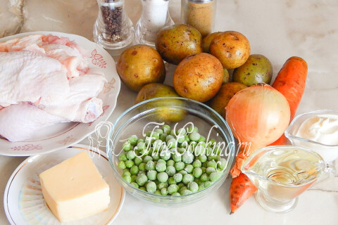 Продукты для курицы, запечённой с овощами: курица, картофель, морковь, лук и сыр