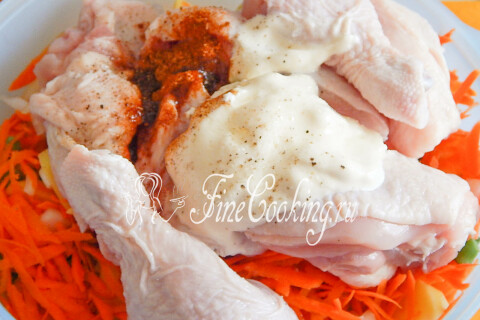 Кусочки курицы с овощами, сметаной и специями в миске